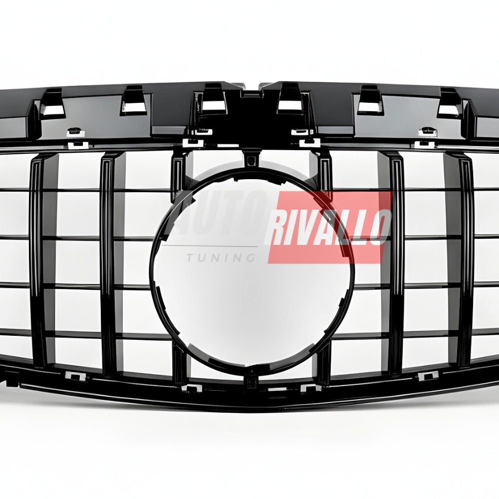 Frontale rinnovato per Mercedes CLA C117 con calandra AMG Style. Design esclusivo,