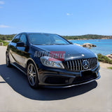 Vista frontale Mercedes W176 con griglia Panamericana AMG GT look nero/cromato installata